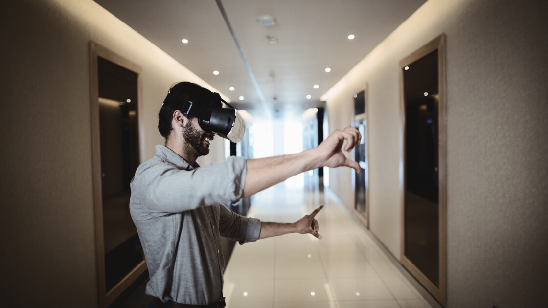 covjek sa naocarima za virtuelne ture